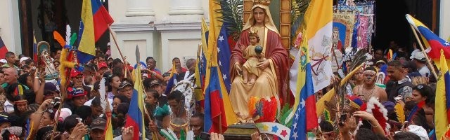 503_una_procesion_en_venezuela_con_la_imagen_de_su_patrona__la_virgen_de_coromoto