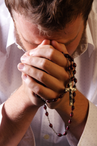 rezando-el-rosario
